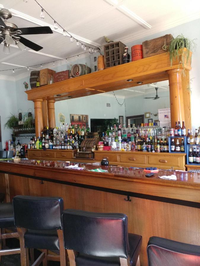 The Burlington Hotel & Bar - Alma Wi מראה חיצוני תמונה